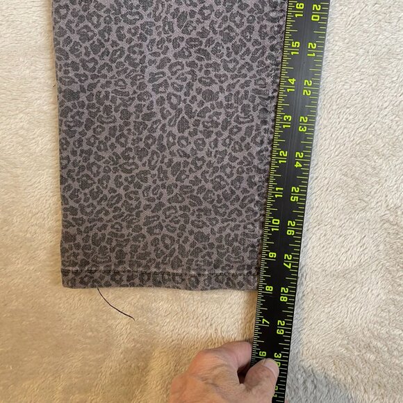 Lee Woman's Jeans Size 6 30x28 Gray Leopard Print Straight-Leg - Picture 4 of 16